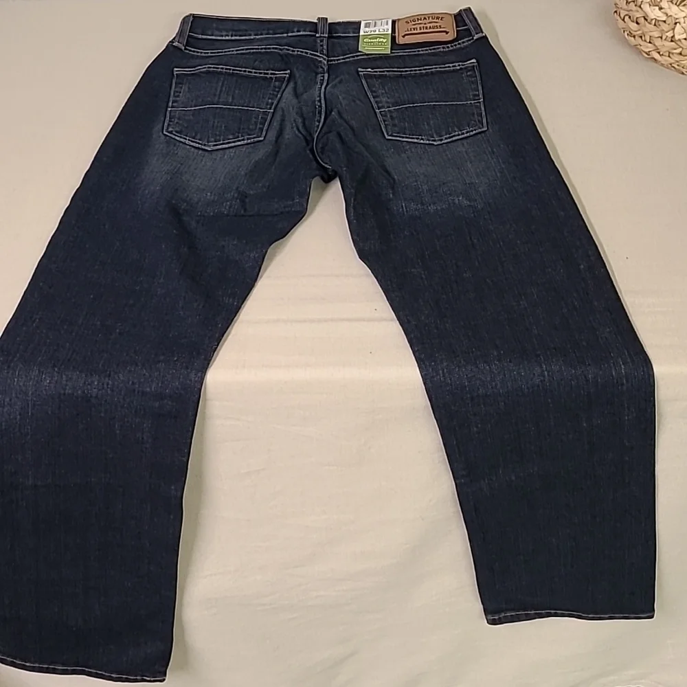 - NWT  LEVIS SIGNATURE Straight/FLEX Size 29 X 32 Men's